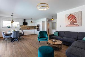 salon z kanapą i stołem w obiekcie Villa Manhattan w mieście Dobrinj