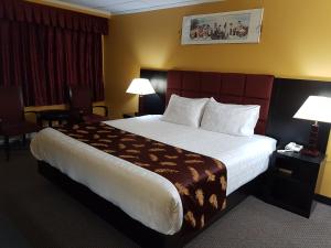 Säng eller sängar i ett rum på Alpine Inn & Suites