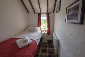 Een bed of bedden in een kamer bij Kirkdale Cottage