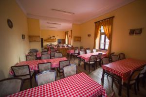 a dining room with red and white tables and chairs at Jugendzentrum Seligstadt in Seliştat