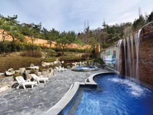Bazén v ubytování The K Hotel Gyeongju nebo v jeho okolí