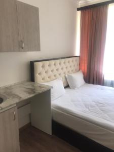 Schlafzimmer mit einem Bett mit einer Theke und einem Schreibtisch in der Unterkunft Mini Hotel Sevan in Sewan