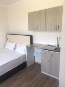een kleine kamer met een bed en een keuken bij Mini Hotel Sevan in Sevan