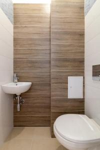 Kúpeľňa v ubytovaní LEOGRAND Three Bedrooms VIP Apartments on Kniazia Romana 12
