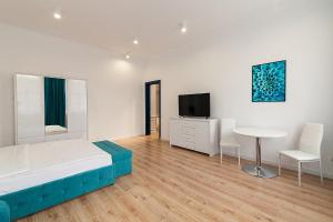 LEOGRAND Three Bedrooms VIP Apartments on Kniazia Romana 12 tesisinde bir oturma alanı