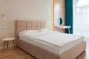 Posteľ alebo postele v izbe v ubytovaní LEOGRAND Three Bedrooms VIP Apartments on Kniazia Romana 12