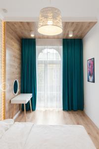 Posteľ alebo postele v izbe v ubytovaní LEOGRAND Three Bedrooms VIP Apartments on Kniazia Romana 12