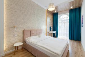 Posteľ alebo postele v izbe v ubytovaní LEOGRAND Three Bedrooms VIP Apartments on Kniazia Romana 12