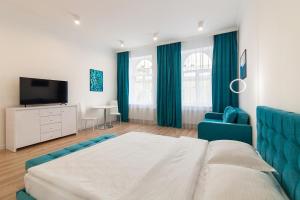 Televízia a/alebo spoločenská miestnosť v ubytovaní LEOGRAND Three Bedrooms VIP Apartments on Kniazia Romana 12