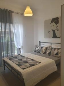 sypialnia z łóżkiem z kocem szachowym w obiekcie Lucas Lux Flogita apartment w mieście Flogita