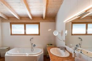 Koupelna v ubytování Apartment Stifter + 27 fotografií