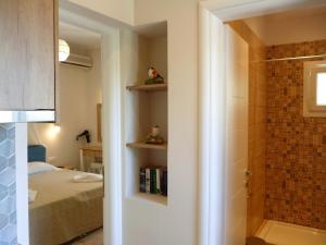 um quarto com uma cama e um chuveiro num quarto em Kostas studios em Agios Georgios Pagon