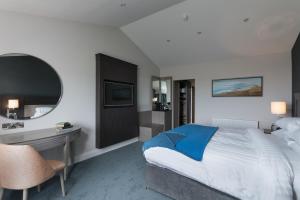 Postel nebo postele na pokoji v ubytování Connemara Coast Hotel