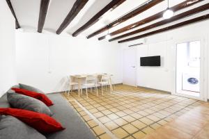 Design Club Reus في ريوس: غرفة معيشة مع أريكة وطاولة