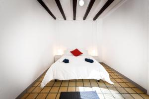 A bed or beds in a room at Design Club Reus