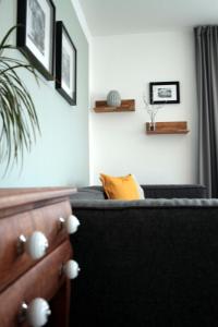 una sala de estar con un sofá negro y una planta en Ferienwohnung Kuck Vogelreichsweg, en Bad Pyrmont