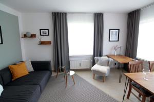 a living room with a couch and a table at Ferienwohnung Kuck Vogelreichsweg in Bad Pyrmont