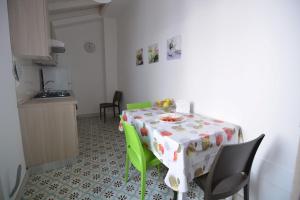 A kitchen or kitchenette at Lu Trisciulu