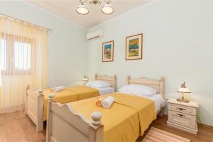 twee bedden in een slaapkamer met blauwe muren bij Casa Bepi in Kanfanar +27 foto's