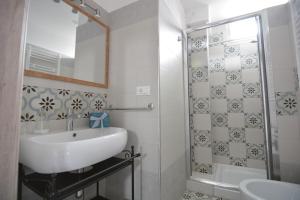 A bathroom at Lu Trisciulu