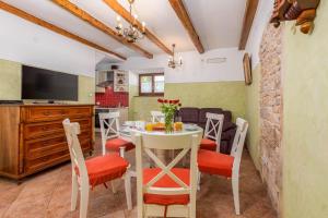 een keuken en eetkamer met een tafel en stoelen bij Casa Bepi in Kanfanar