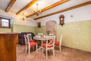 een keuken en eetkamer met een tafel en stoelen bij Casa Bepi in Kanfanar