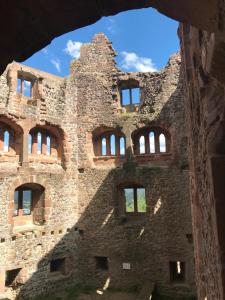 Blick auf die Burg von den Mauern aus in der Unterkunft Hotel Garni Schmieder’s Ochsen in Seelbach