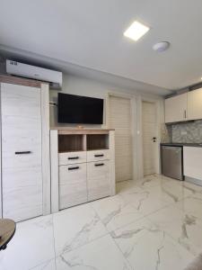 Η κουζίνα ή μικρή κουζίνα στο Apartments Nera Paralia-Apartment with sea view