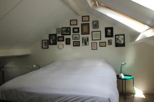Ліжко або ліжка в номері Familiehuis De Betuwe met prive kunstgras tennisbaan en sauna