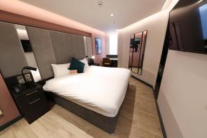 1 dormitorio con 1 cama blanca grande en una habitación en Marlin Hotel Stephens Green, en Dublín
