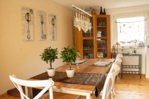 una sala da pranzo con tavolo in legno e piante di Ferienhaus Deko-Scheune a Naila