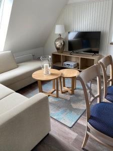 un soggiorno con divano e tavolo di Tom's Hof a Dierhagen