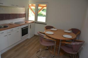 Virtuvė arba virtuvėlė apgyvendinimo įstaigoje Aska Apartments Vrnjacka Banja