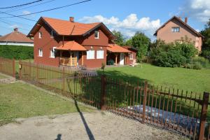 een hek voor een huis bij Aska Apartments Vrnjacka Banja in Vrnjačka Banja
