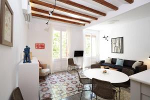 ein Wohnzimmer mit einem Sofa und einem Tisch in der Unterkunft Beautiful apartment in C/Sepulveda in Barcelona