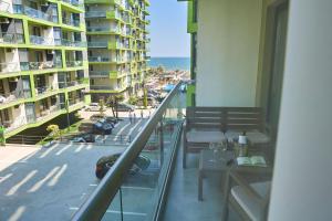 En balkon eller terrasse på Submarine Apartment Spa n Pool Beach resort