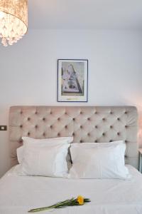 En eller flere senge i et værelse på Submarine Apartment Spa n Pool Beach resort + 51 billeder