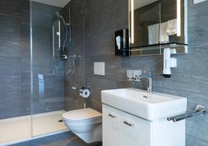 B&B Hotel Mattli Übernachtung Frühstück的一间浴室