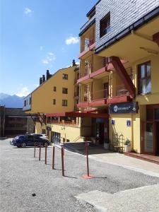 a parking lot in front of a building at Apartamentos SNÖ Edelweiss in Cerler
