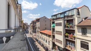 balkon z widokiem na ulicę miejską w obiekcie Italianway - Garigliano 7 w Mediolanie