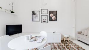 Biały salon z białym stołem i kanapą w obiekcie Italianway - Garigliano 7 w Mediolanie