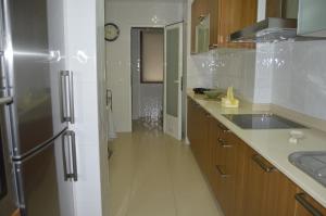 uma cozinha com um frigorífico e um lavatório em Apartamento con vistas en Cambados em Cambados