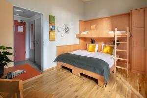 Postel nebo postele na pokoji v ubytování JUFA Familienresort Kempten im Allgäu