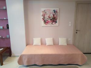 1 dormitorio con 1 cama grande y 2 almohadas en Ήσυχο σπίτι στη Ναύπακτο en Nafpaktos