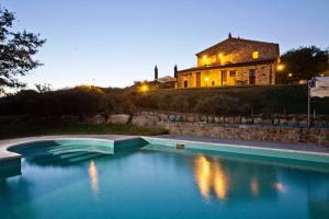 a large swimming pool in front of a house at Podere Pietreta in Radicofani