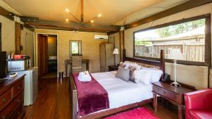 ein Schlafzimmer mit einem großen Bett in einem Zimmer in der Unterkunft Kangelani Lodge in Hillcrest