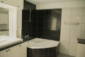W łazience znajduje się umywalka i lustro. w obiekcie Portogavrio Apartment w mieście Gavrion