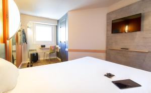 Postel nebo postele na pokoji v ubytování ibis budget Vienne Sud
