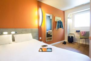 Postel nebo postele na pokoji v ubytování ibis budget Vienne Sud