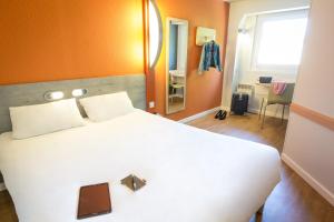 Postel nebo postele na pokoji v ubytování ibis budget Vienne Sud
